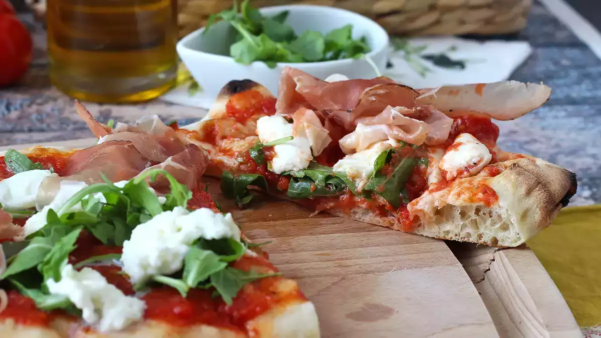 Pinsa romana precotta? Ecco la farcitura estiva che ti farà venir voglia di mangiarla ogni sera