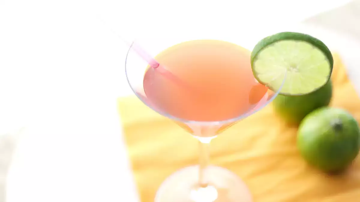 Cosmopolitan: il drink glamour che tutti amano (e come farlo a casa senza sbagliare)