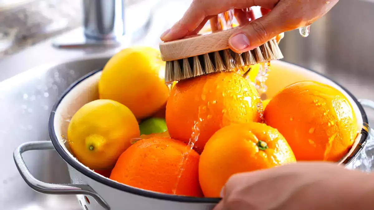 Grattugi la scorza degli agrumi senza lavarli? Ecco perché stai sbagliando (anche se sono bio)