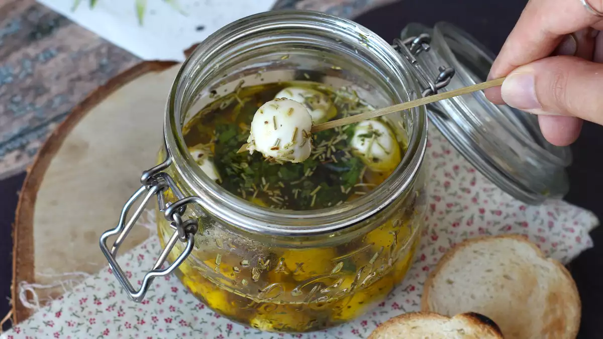 Mozzarelline marinate: la ricetta veloce che crea dipendenza (spariranno in un lampo dalla tavola!)