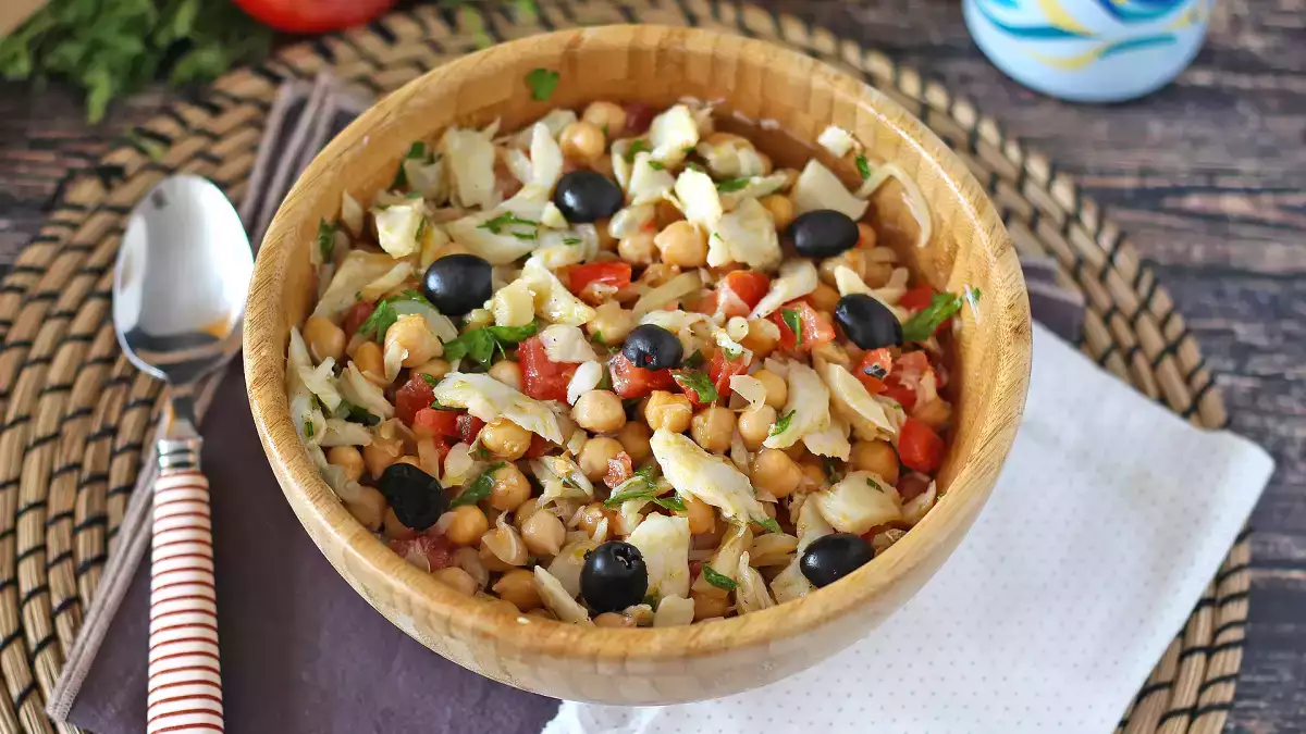 Questa insalata di ceci è tutto ciò di cui avete bisogno nelle giornate calde: rinfrescante, veloce e super nutriente