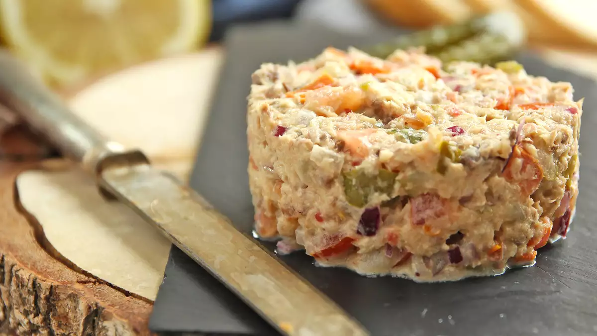 Trasformare una scatola di sardine in un paté degno di un ristorante (semplice, economico e pronto in 5 minuti)