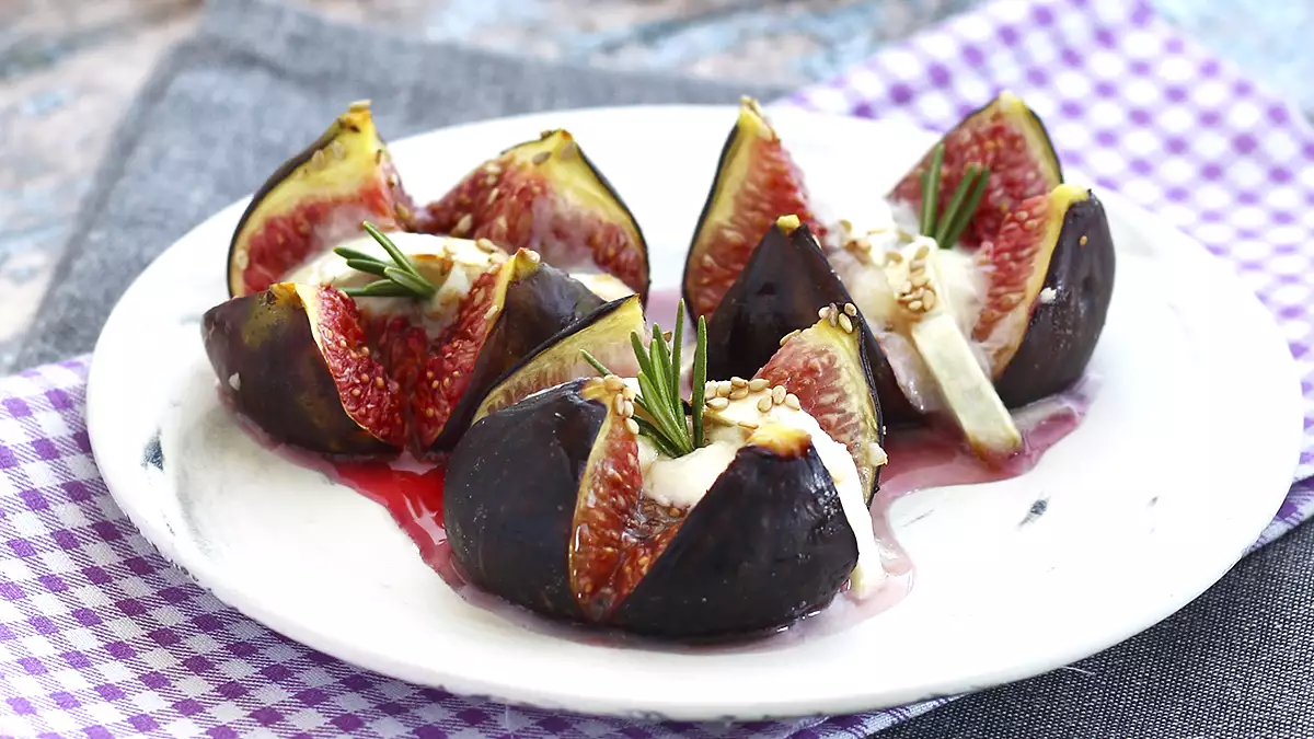 A settembre, fichi al forno con formaggio di capra e miele