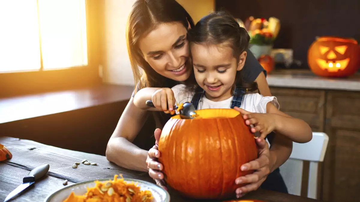 Come intagliare una zucca a casa in sicurezza e godersi il rito di Halloween con i bambini
