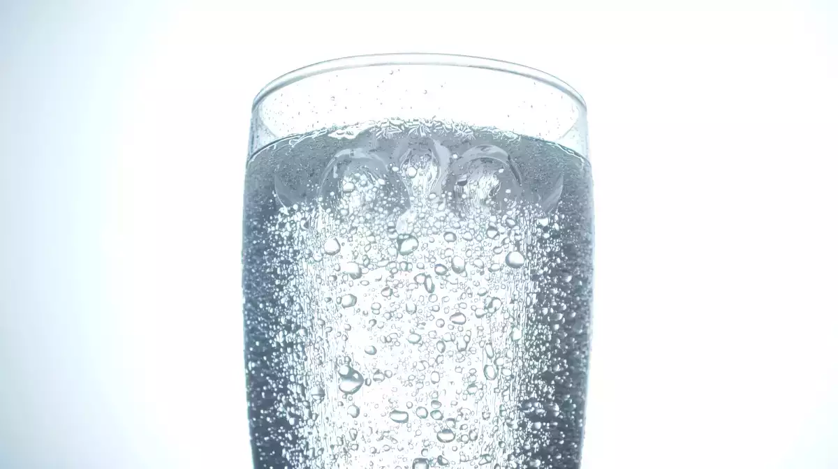 Sembra più salutare di una bibita, ma l'acqua gassata può disturbare l'apparato digerente se si ignorano questi dettagli...