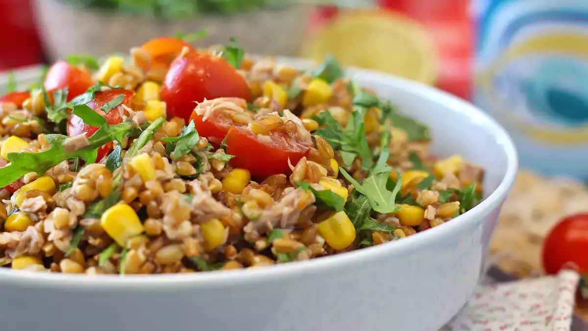 9 idee intelligenti per svuotare il frigorifero (senza sembrare piatti “da finire gli avanzi)