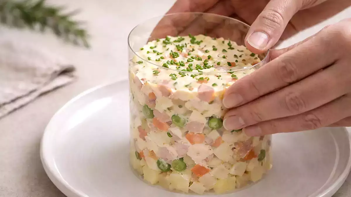 Senza anello per impiattamento e con ospiti: il trucco che salva la presentazione dei vostri piatti (con qualcosa che avete già in casa).