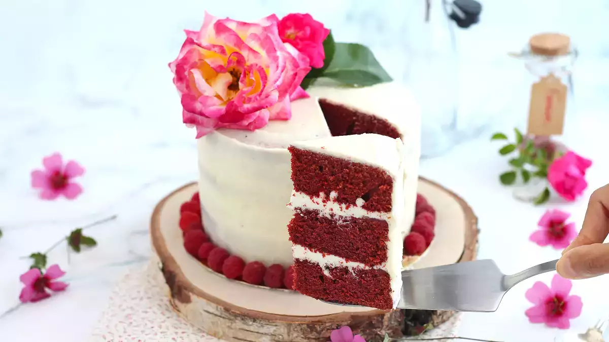 Red Velvet Cake di San Valentino: la torta più romantica da preparare (rossa, vellutata, irresistibile)