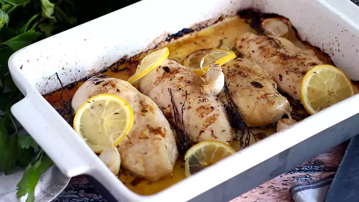 8 piatti salati dove il limone è protagonista assoluto (non solo una spruzzata finale)