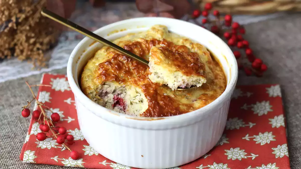Questo tortino proteico ai frutti rossi è il mio piano B preferito quando voglio un dolce sano e morbido senza sensi di colpa