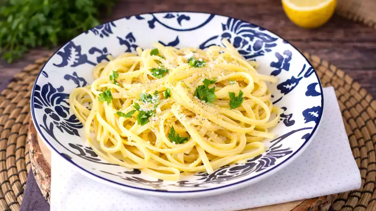 Perché le linguine al limone non hanno bisogno di panna (e come prepararle alla perfezione)