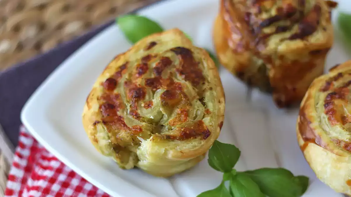 Questi rustici di pasta sfoglia al pesto pronti in 15 minuti: croccanti fuori, filanti dentro (e spariscono in un attimo!)