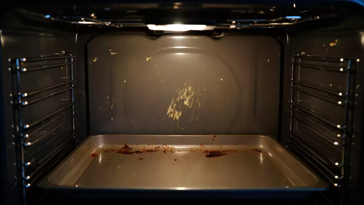 Come pulire il forno incrostato senza prodotti chimici: il metodo naturale che funziona davvero