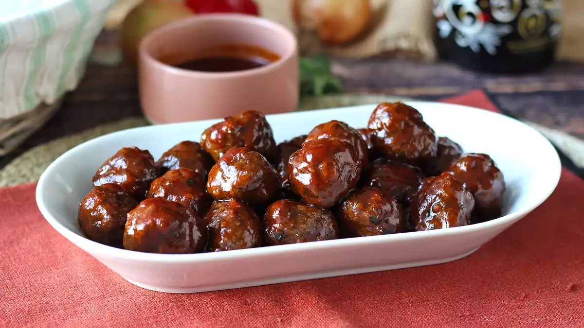 Polpette in friggitrice ad aria con salsa agrodolce stile barbecue: la ricetta facile e irresistibile perfetta per cena e aperitivo (pronta in meno di 30 minuti)