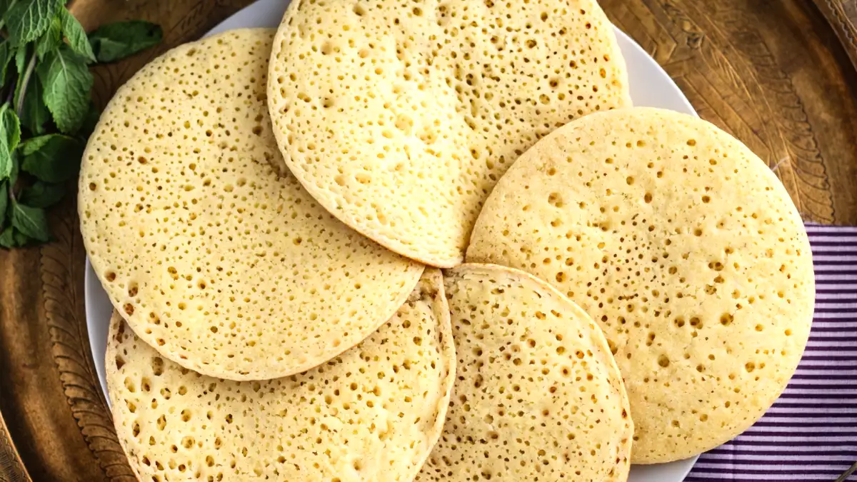 Baghrir, la crêpe marocchina dai mille buchi: il segreto per una texture perfetta a nido d’ape