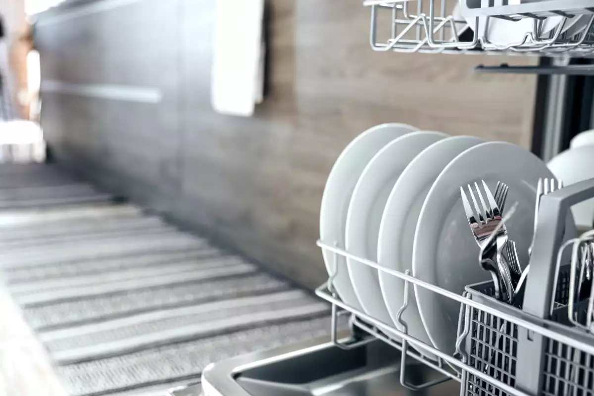 Lavastoviglie: devi davvero sciacquare i piatti prima? Gli esperti spiegano cosa fare (e quanta acqua stai sprecando)