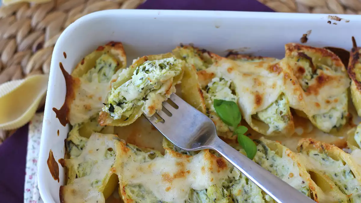 Conchiglioni ripieni ricotta, zucchine e limone: il primo piatto cremoso perfetto per il pranzo di Pasqua