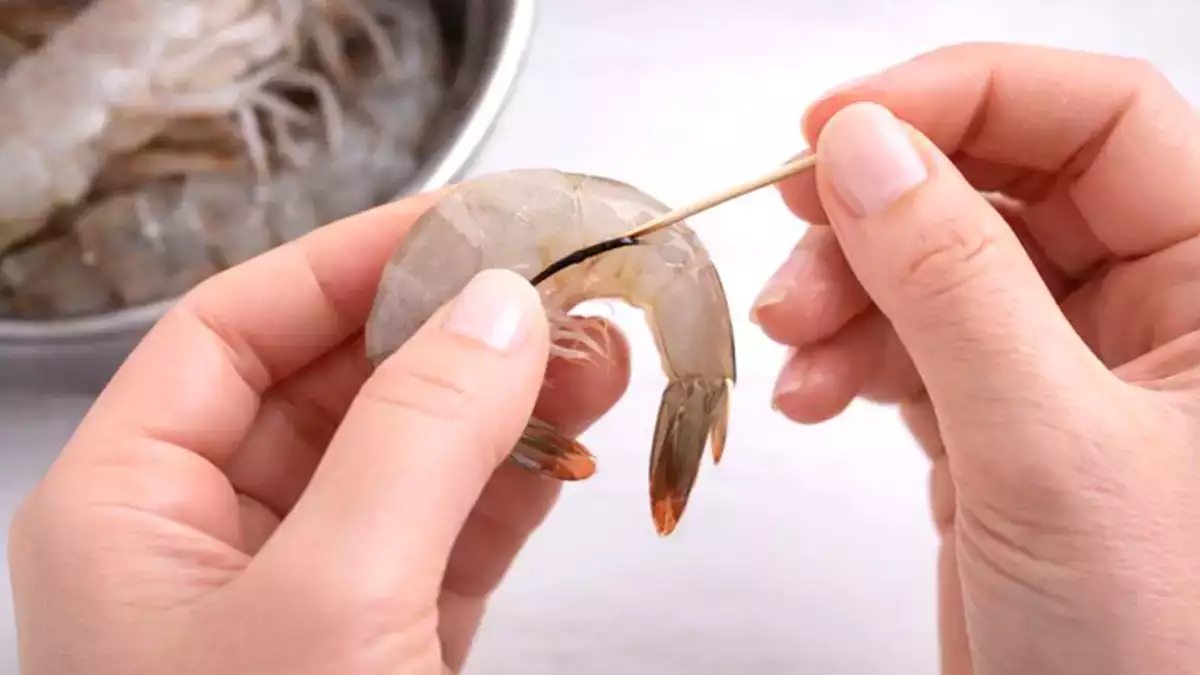 La linea nera nei gamberi: cosa stai davvero mangiando e perché dovresti farci attenzione