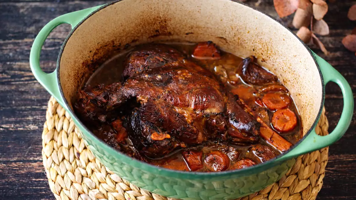 Cosciotto di agnello al forno con cottura lenta: il segreto per una carne tenerissima che si scioglie in bocca