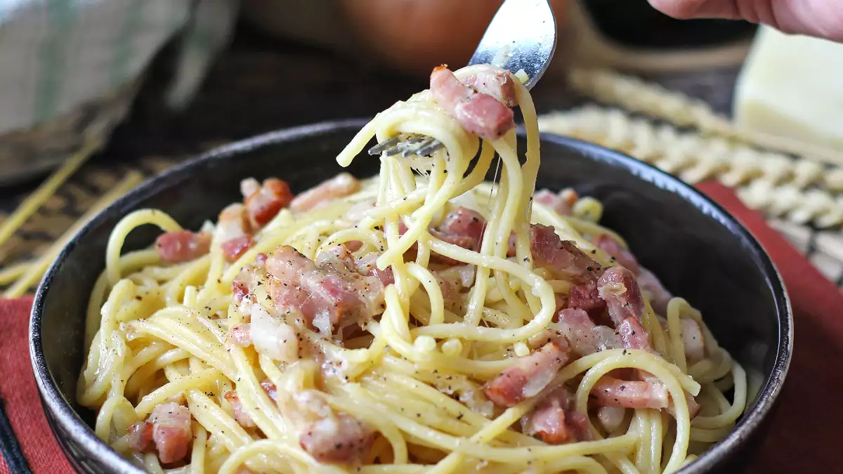 Pancetta cubetti: l’ingrediente che hai sempre in frigo e 12 ricette geniali per salvare ogni cena (veloci e irresistibili)