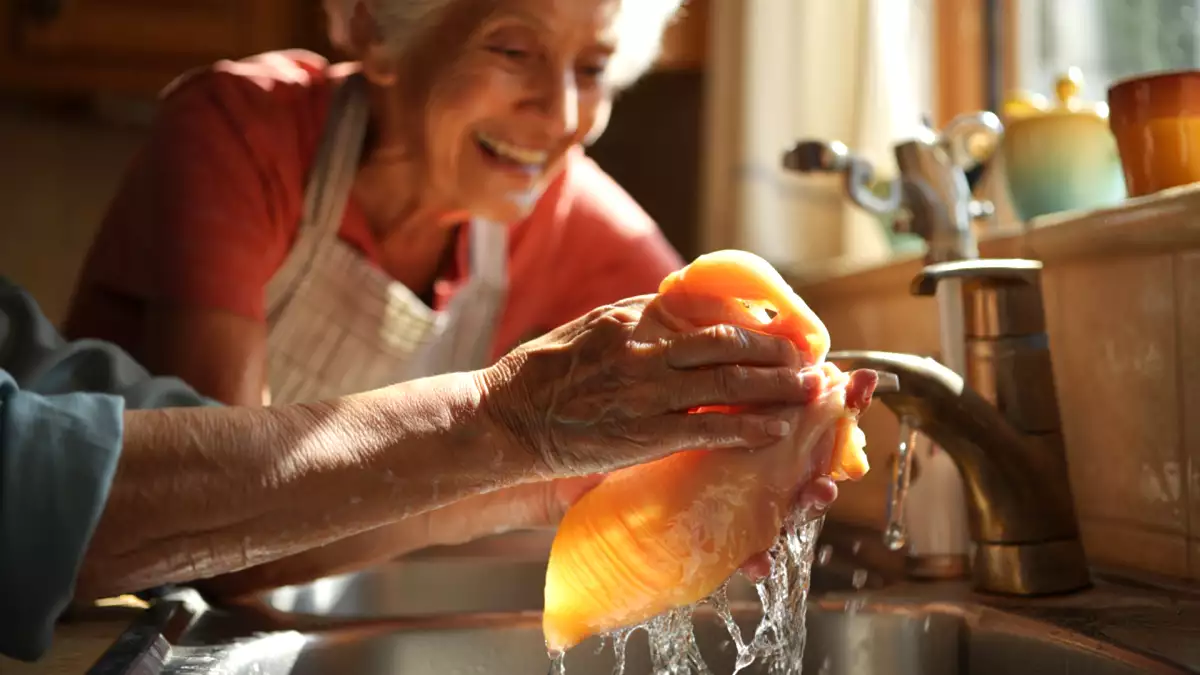 Devi davvero lavare il pollo prima di cucinarlo? La verità che mamma e nonna non ti hanno mai raccontato