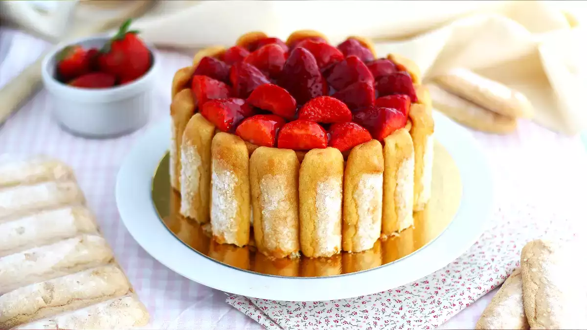 Charlotte alle fragole facile e cremosa il dolce primaverile che tutti stanno rifacendo a casa