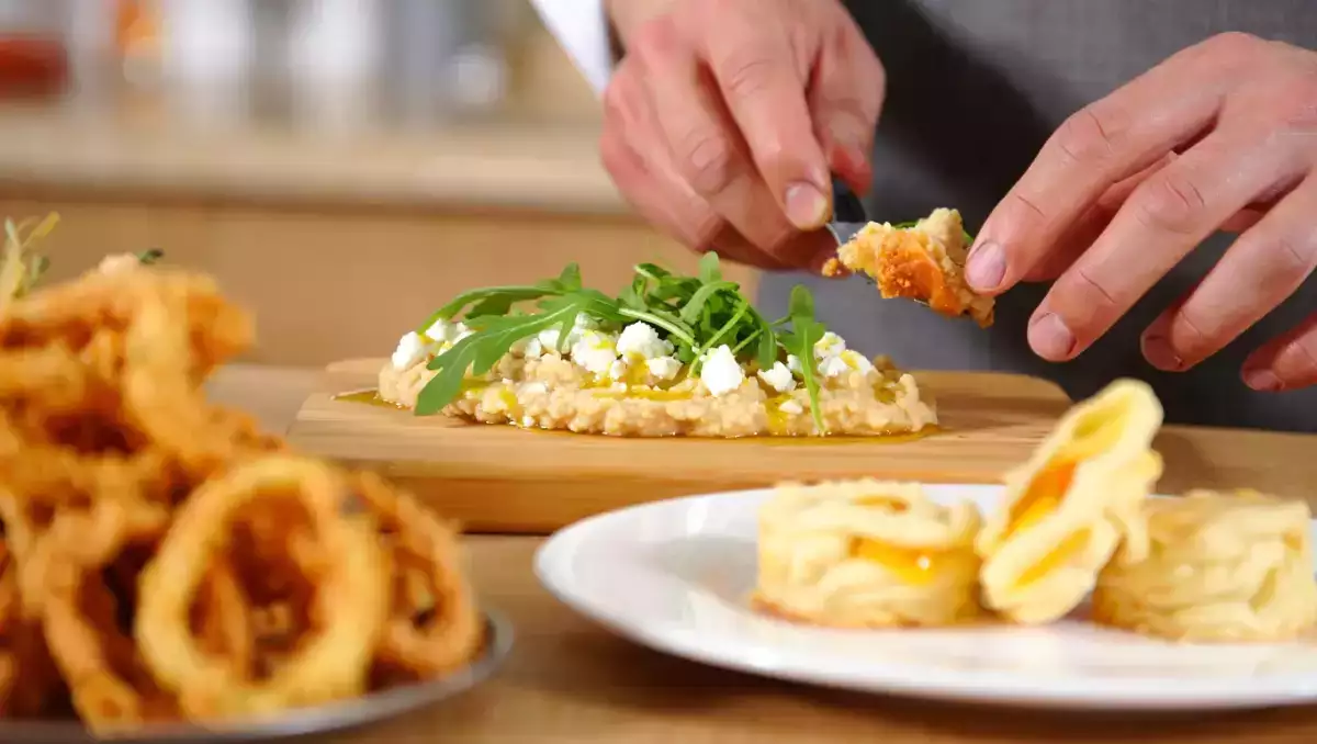 Menu del giorno, 28 aprile: un antipasto sfizioso, un secondo croccante e un dolce irresistibile