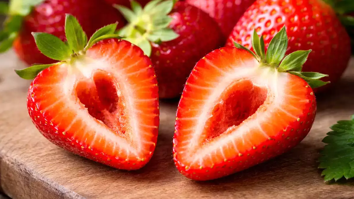 Fragole con buchi all’interno: ecco cosa significa davvero e quando puoi mangiarle senza rischi