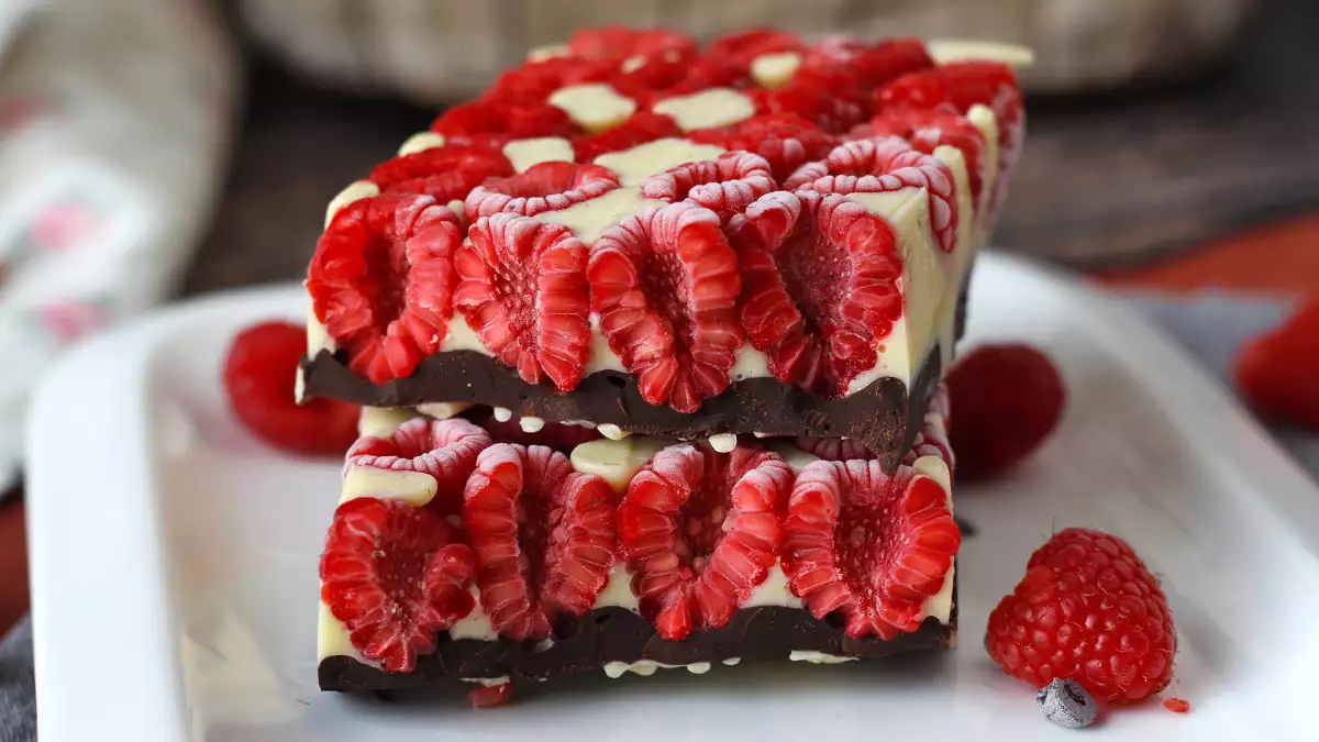 Menu del giorno, 4 maggio: polpettine di melanzane, torta di patate e barretta di cioccolato