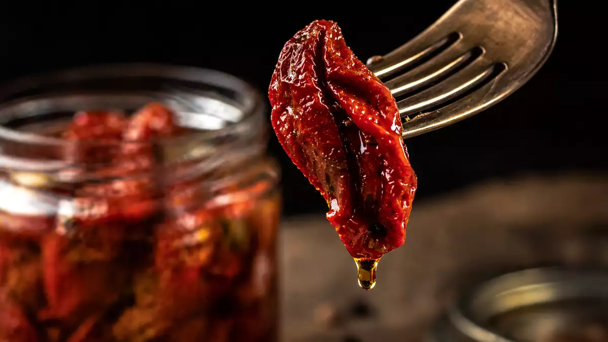 Pomodori secchi sott'olio: 10 idee gustose e veloci per usare il barattolo in ogni ricetta quotidiana