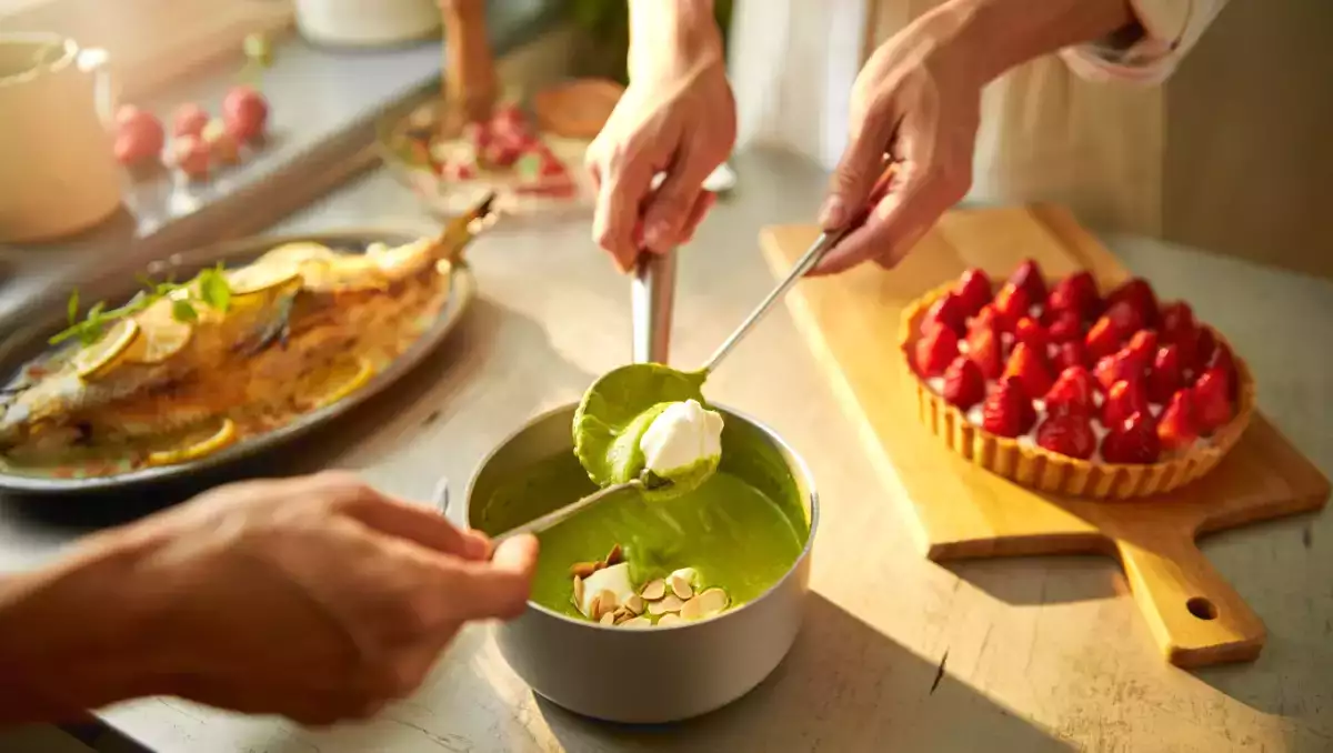 Menu del giorno, 5 maggio: un aperitivo fresco, un piatto principale sfizioso e una dolce crostata di fragole