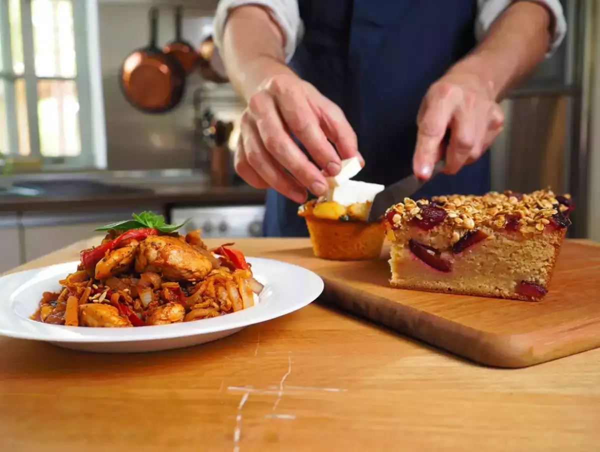 Menu del giorno, 6 maggio: muffin salati, pollo yassa e plumcake al muesli