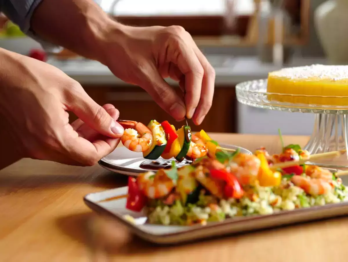 Menu del giorno, 11 maggio: spiedini di gamberi, insalata di risoni e torta al limone