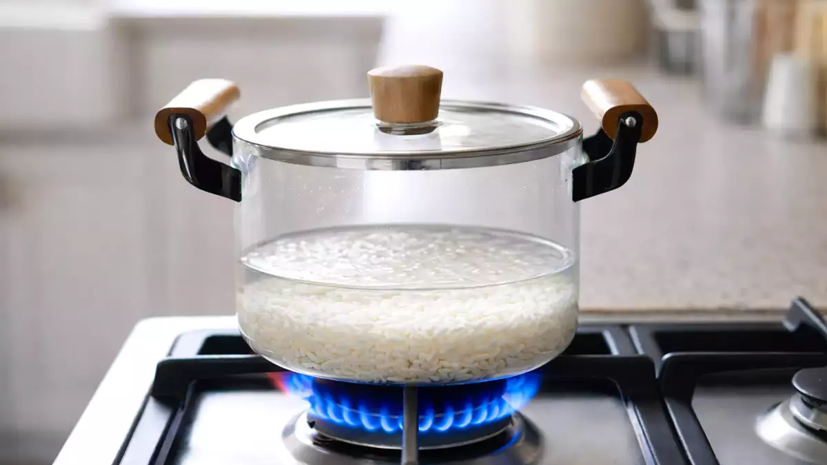 Non serve misurare l’acqua: il trucco semplice per il riso perfetto che quasi nessuno usa