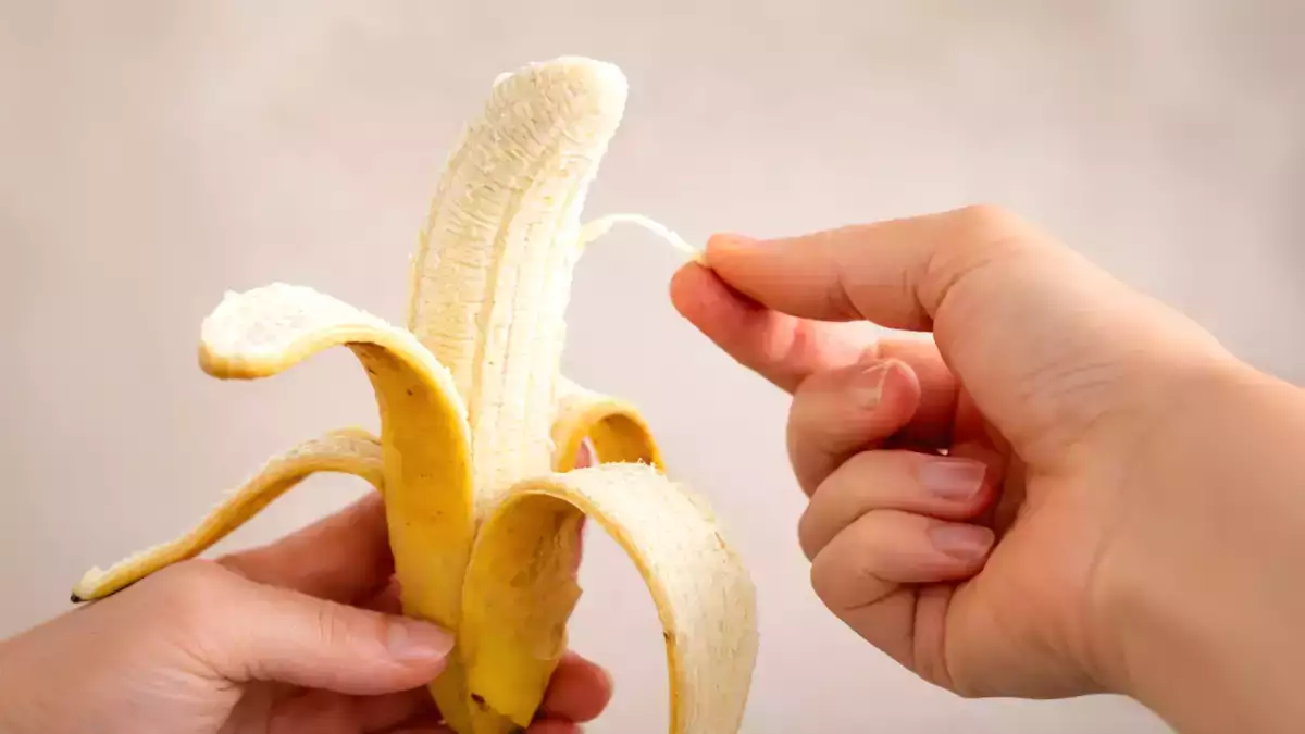Quei fili sulla banana che tutti tolgono hanno una funzione sorprendente