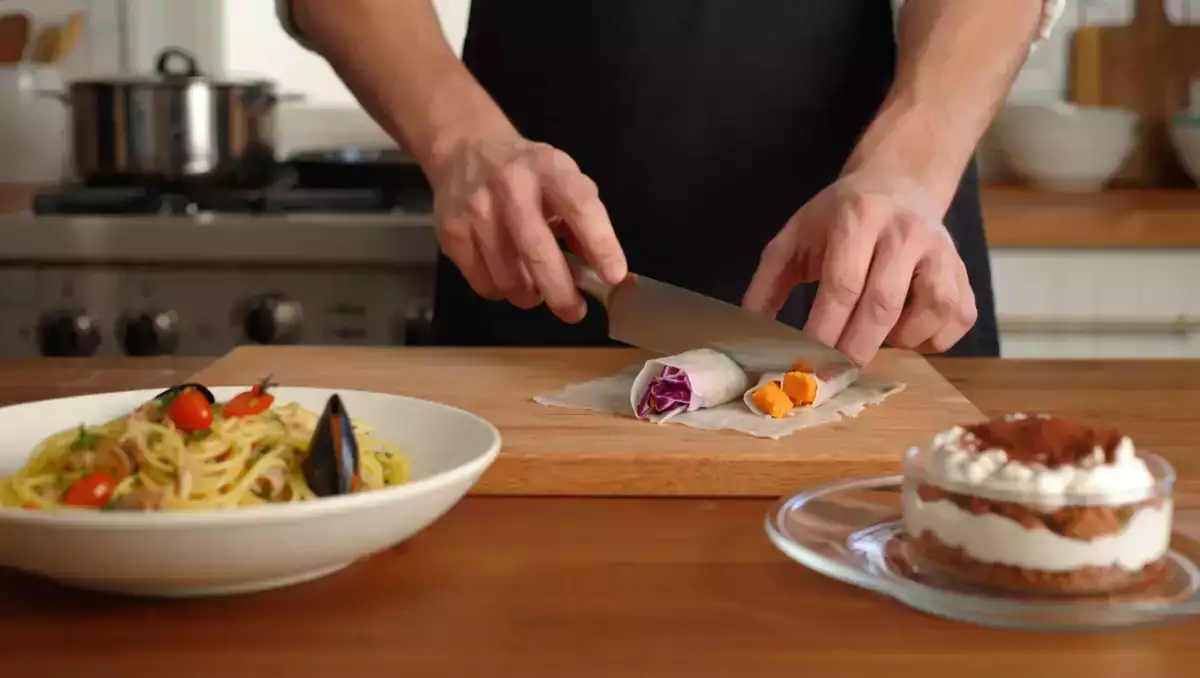 Menu del giorno, 17 maggio: involtini di sfoglia di riso, bavette con cozze e tiramisù