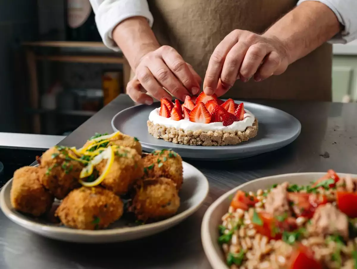 Menu del 18 maggio: polpette di pancarré, insalata di farro e shortcake alle fragole, ricette facili