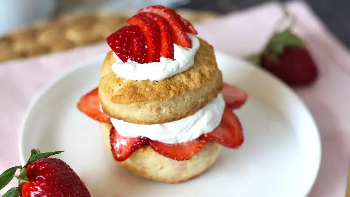 Scopri il dessert primaverile perfetto: un delizioso dolce alle fragole da non perdere