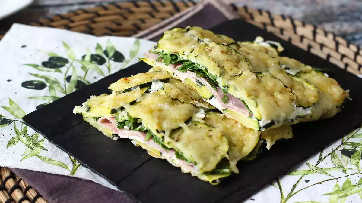 Scopri il menu del giorno: delizie primaverili con asparagi, zucchine e mango sticky rice!