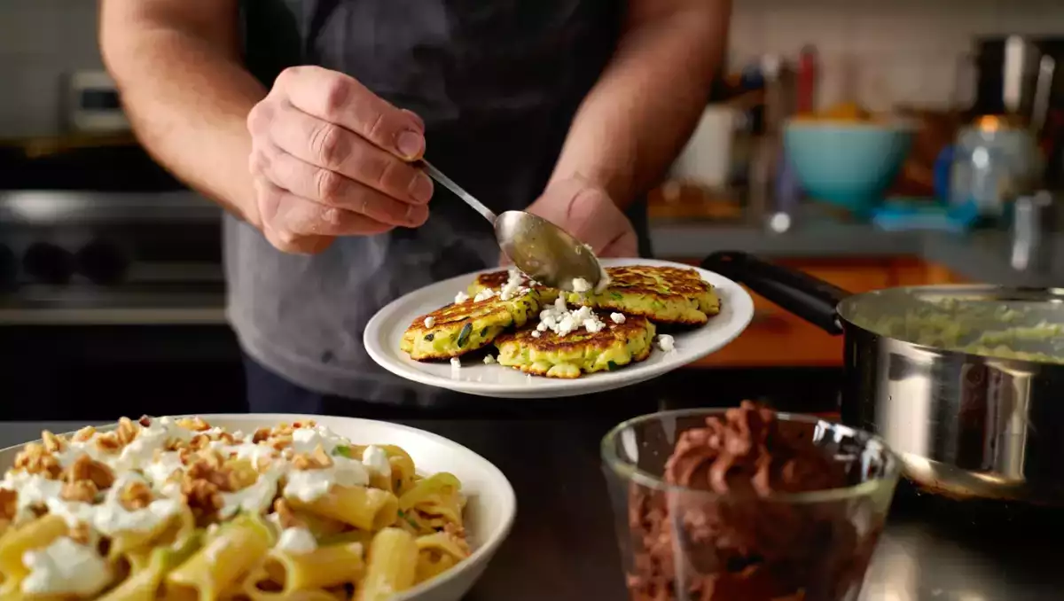 Menu del giorno, 27 maggio: frittelle di zucchine, pasta cremosa e dolce al cioccolato