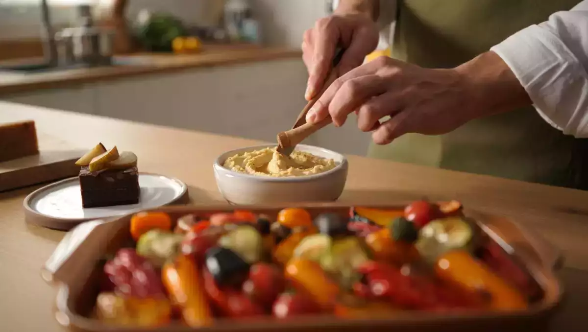 Menu vegetariano, 22 maggio: un viaggio tra sapori con hummus, tian di verdure e fudge