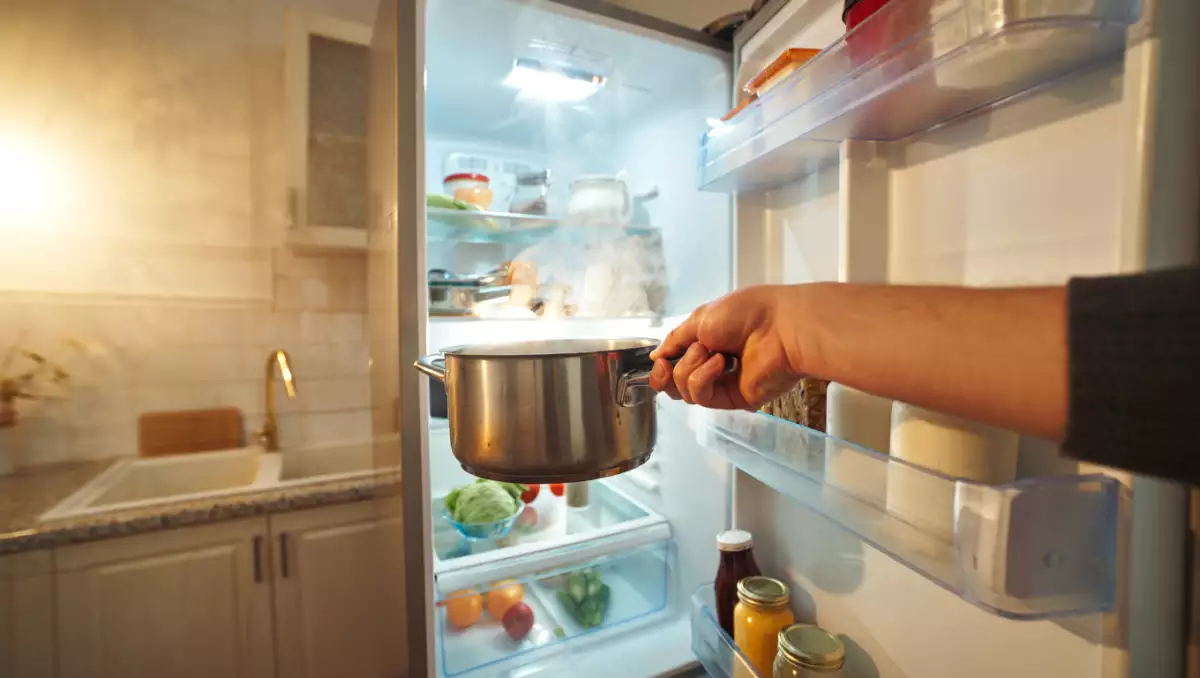 Perché è meglio lasciare raffreddare una casseruola con gli avanzi prima di riporla in frigorifero?