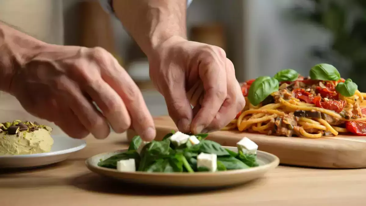 Menu vegetariano, 29 maggio: rustici di spinaci, spaghetti cremosi e dolci tentazioni al pistacchio