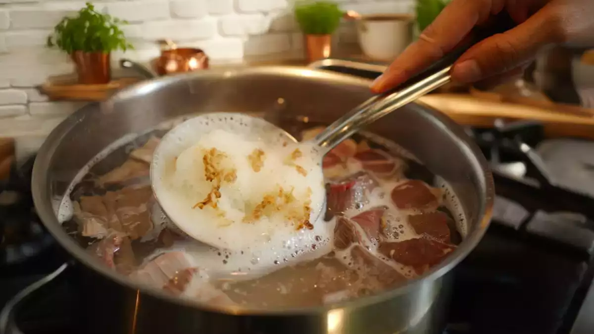 Quella strana schiuma che compare sulla carne: la spiegazione che può cambiare il modo di cucinare