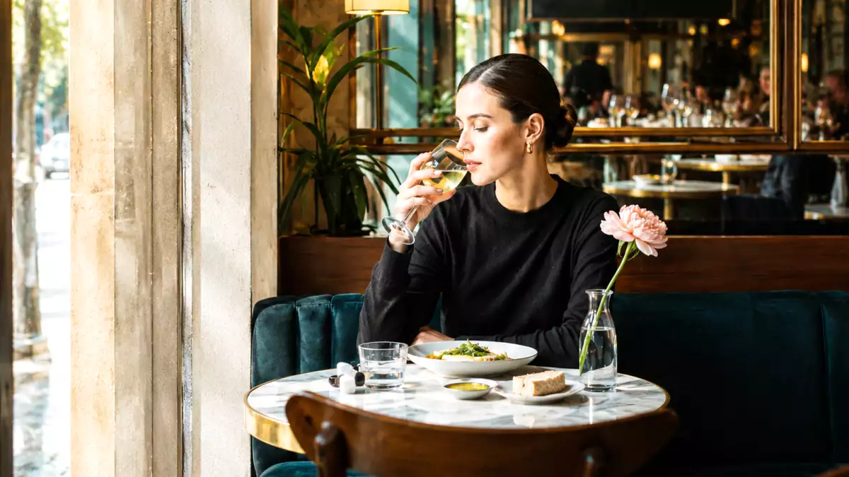 Perché sempre più italiani scelgono un 'tavolo per uno': il nuovo lusso che ridefinisce la cena