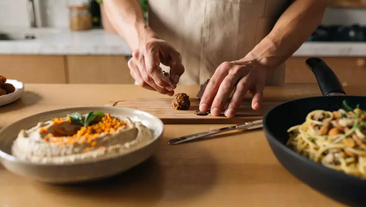 Menu vegetariano, 4 giugno: un viaggio tra hummus speziato, spaghetti cremosi e dolcetti al cioccolato