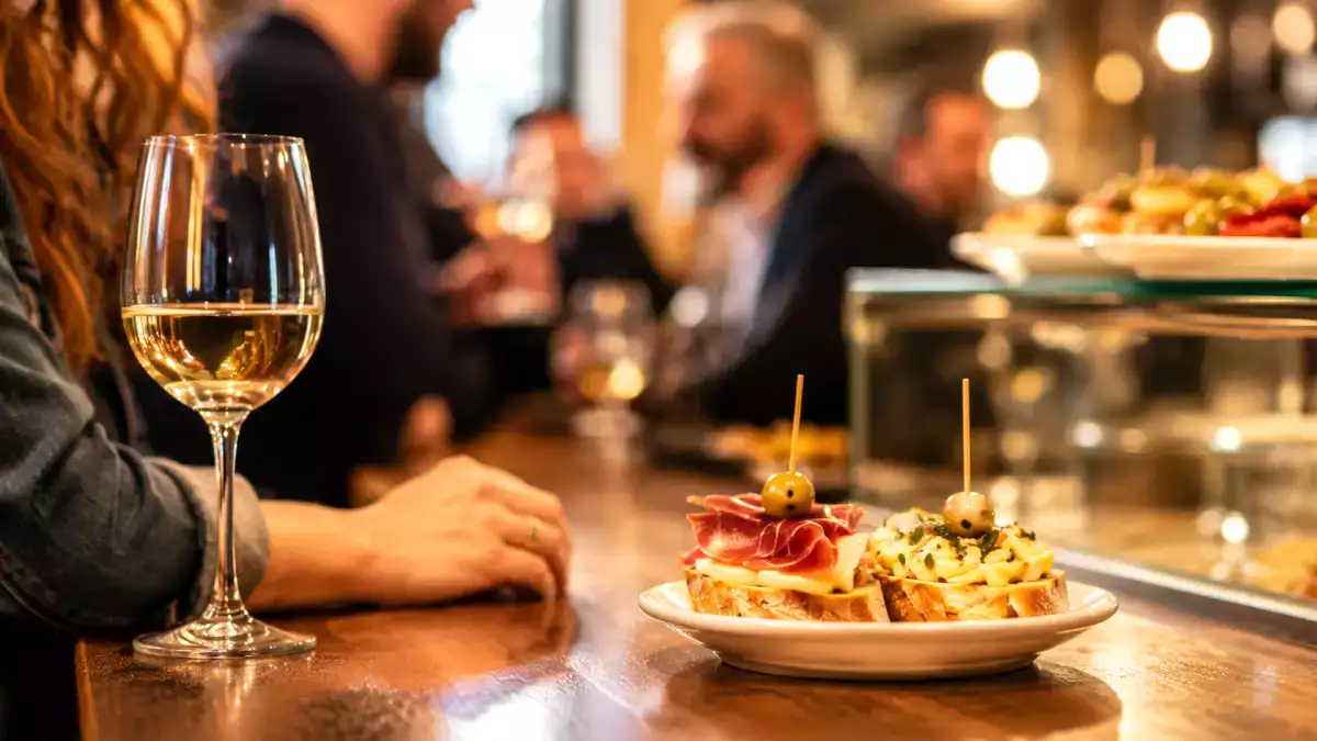 Tapas spagnole: la sorprendente storia del rito che ha trasformato il modo di mangiare in Spagna
