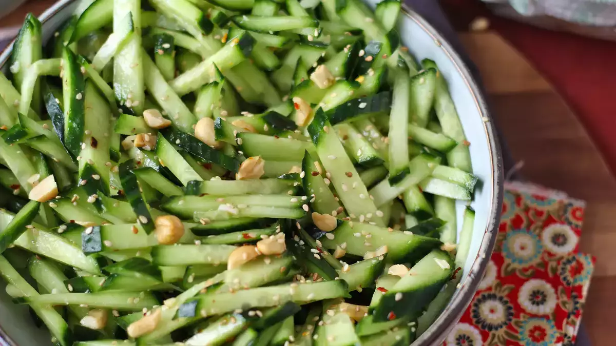 Non riusciamo a smettere di mangiarla: questa freschissima insalata di cetrioli è diventata la nostra ossessione del momento.