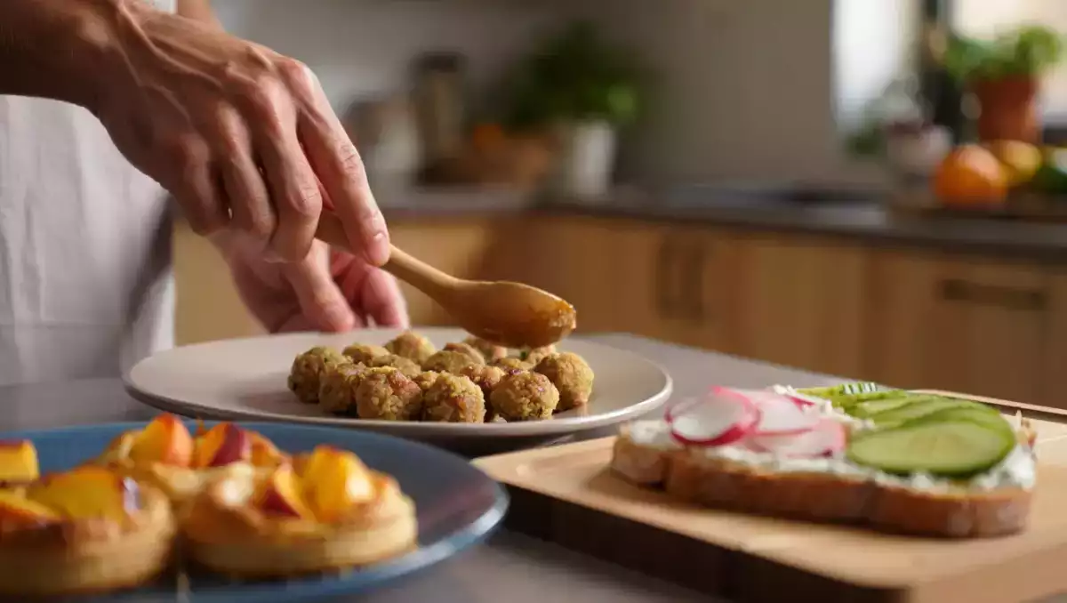 Menu vegetariano, 23 giugno: freschezza e sapori con bruschette, polpette e tortine alle albicocche