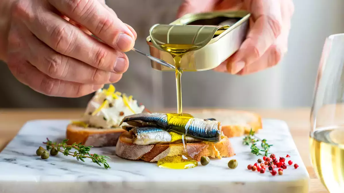 Butti via l'olio dalla scatoletta di sardine? Ecco perché stai sprecando molto più di quanto pensi